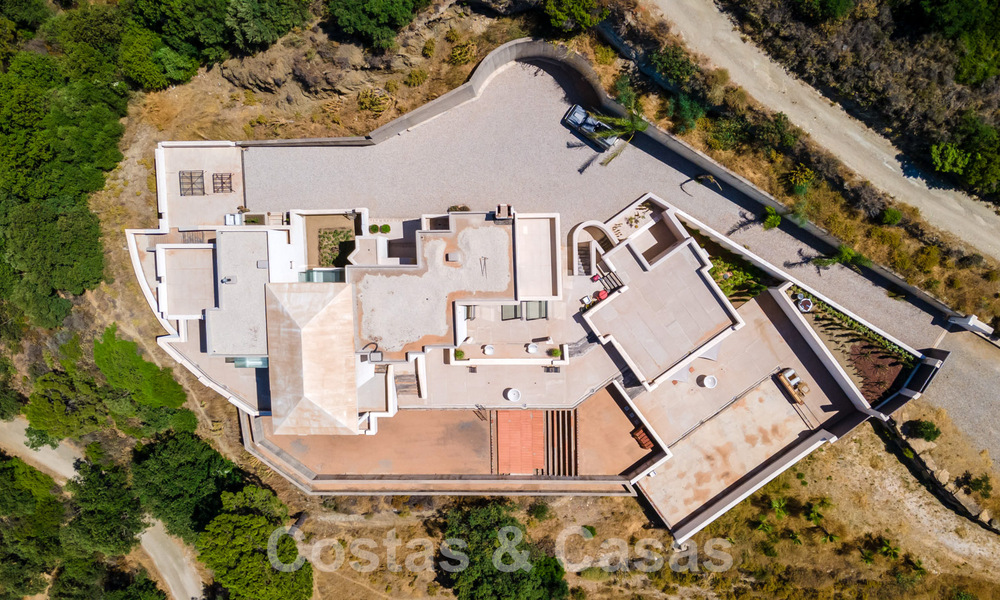 Villa moderna por terminar en venta rodeada de vistas de 360º a las montañas, el lago y el mar, cerca de Marbella 61949