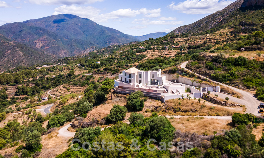 Villa moderna por terminar en venta rodeada de vistas de 360º a las montañas, el lago y el mar, cerca de Marbella 61950