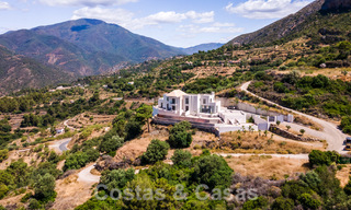 Villa moderna por terminar en venta rodeada de vistas de 360º a las montañas, el lago y el mar, cerca de Marbella 61950 