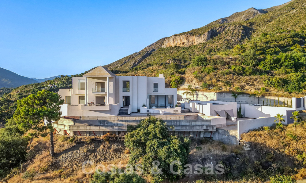 Villa moderna por terminar en venta rodeada de vistas de 360º a las montañas, el lago y el mar, cerca de Marbella 61951