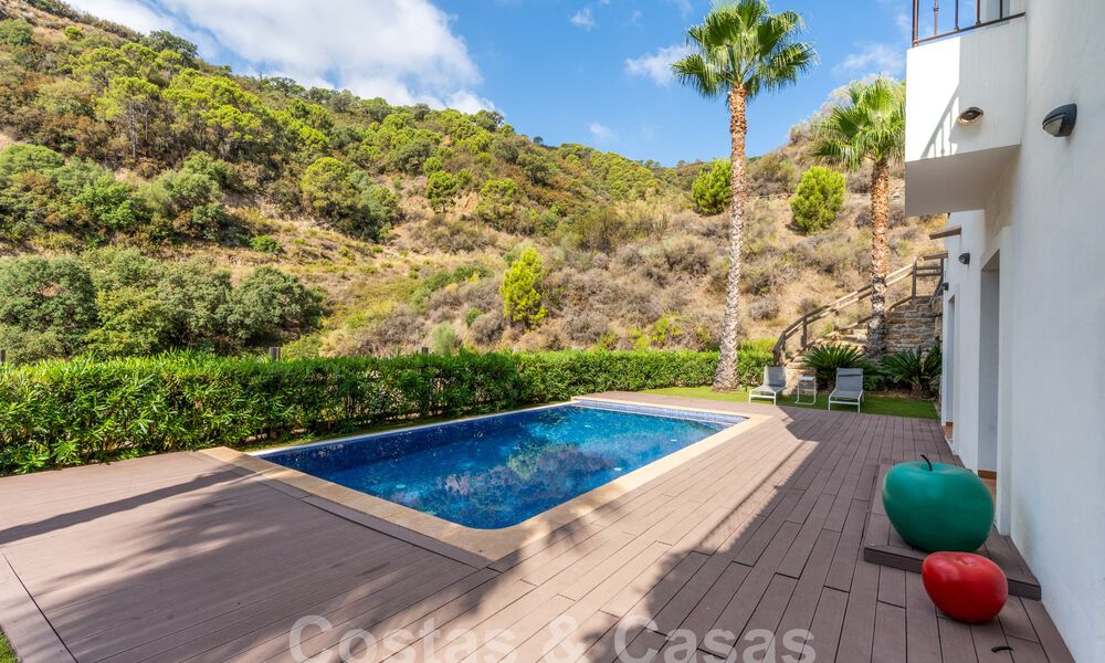 Espaciosa villa independiente en venta en una exclusiva urbanización cerrada en Benahavis - Marbella 62173