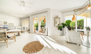 Listo para entrar a vivir! Apartamento reformado con jardín en venta en urbanización cerrada en La Quinta, Benahavis - Marbella 62186 