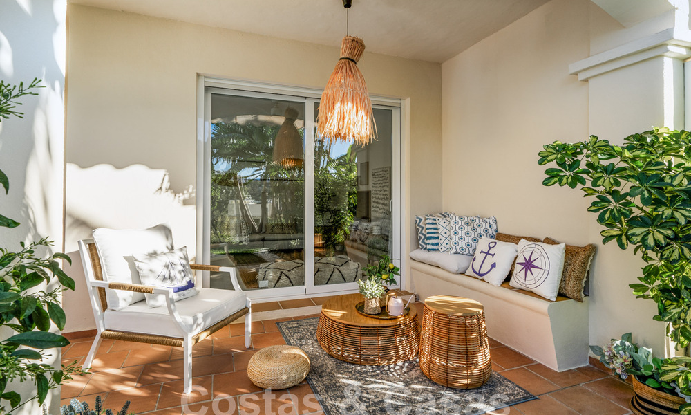 Listo para entrar a vivir! Apartamento reformado con jardín en venta en urbanización cerrada en La Quinta, Benahavis - Marbella 62191