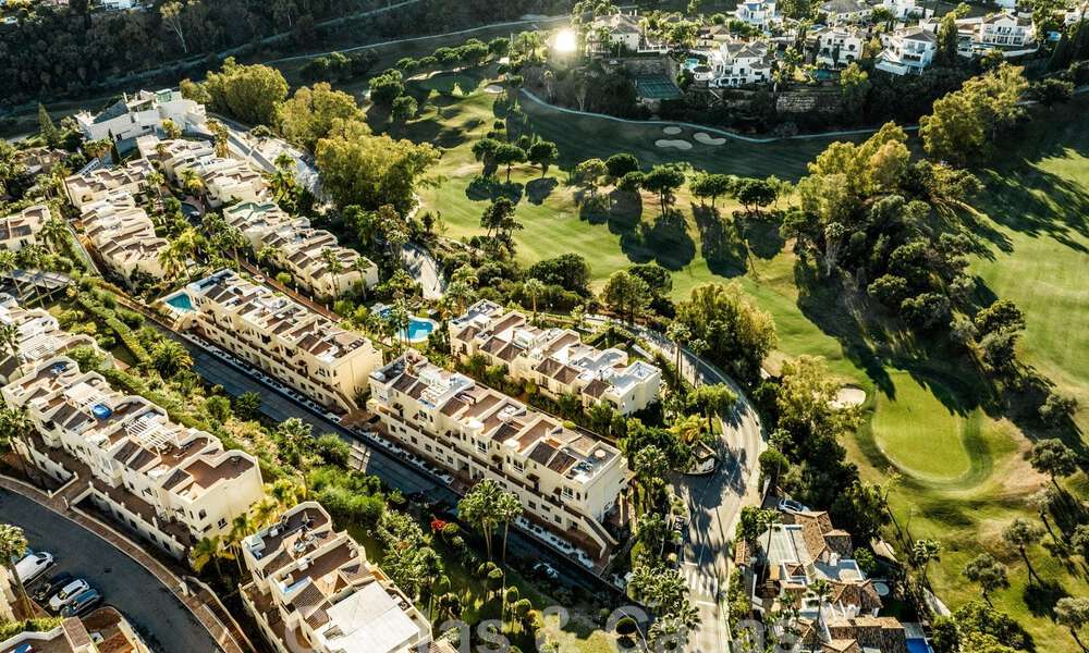 Listo para entrar a vivir! Apartamento reformado con jardín en venta en urbanización cerrada en La Quinta, Benahavis - Marbella 62194