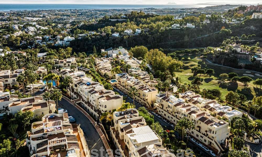 Listo para entrar a vivir! Apartamento reformado con jardín en venta en urbanización cerrada en La Quinta, Benahavis - Marbella 62195