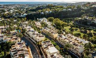 Listo para entrar a vivir! Apartamento reformado con jardín en venta en urbanización cerrada en La Quinta, Benahavis - Marbella 62195 