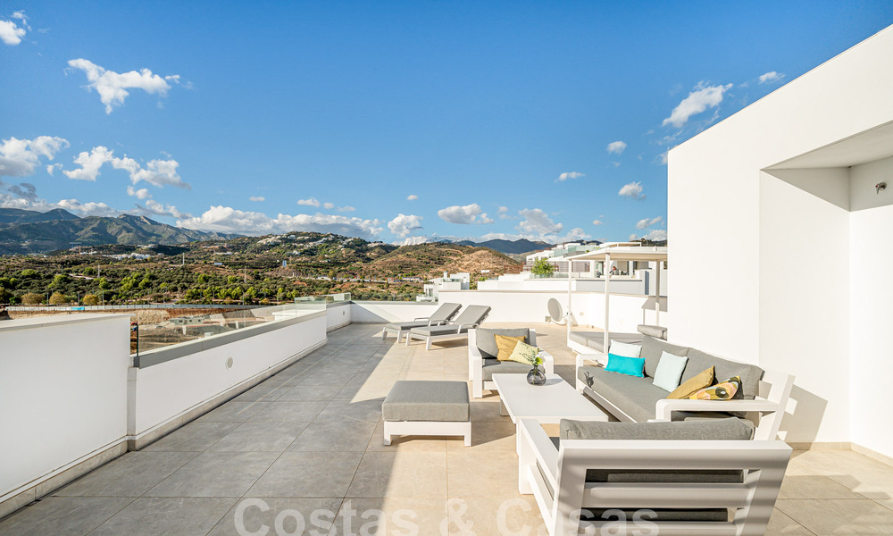 Listo para entrar a vivir! Moderno y lujoso ático en venta en primera línea de golf, con vistas al mar y al golf, Marbella Este 62258