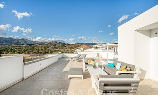 Listo para entrar a vivir! Moderno y lujoso ático en venta en primera línea de golf, con vistas al mar y al golf, Marbella Este 62258 