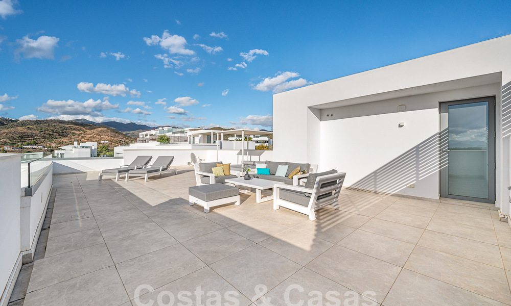 Listo para entrar a vivir! Moderno y lujoso ático en venta en primera línea de golf, con vistas al mar y al golf, Marbella Este 62259