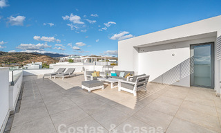 Listo para entrar a vivir! Moderno y lujoso ático en venta en primera línea de golf, con vistas al mar y al golf, Marbella Este 62259 