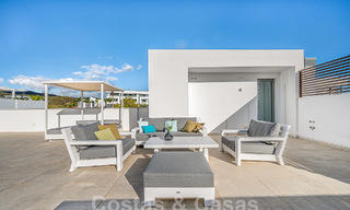 Listo para entrar a vivir! Moderno y lujoso ático en venta en primera línea de golf, con vistas al mar y al golf, Marbella Este 62260 