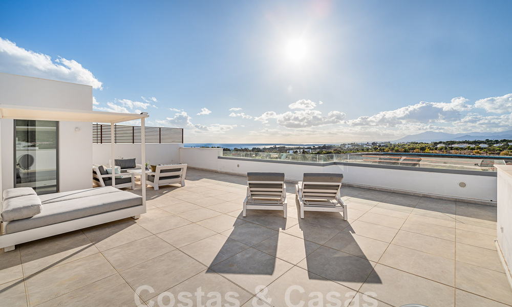 Listo para entrar a vivir! Moderno y lujoso ático en venta en primera línea de golf, con vistas al mar y al golf, Marbella Este 62261