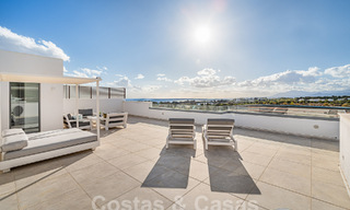 Listo para entrar a vivir! Moderno y lujoso ático en venta en primera línea de golf, con vistas al mar y al golf, Marbella Este 62261 