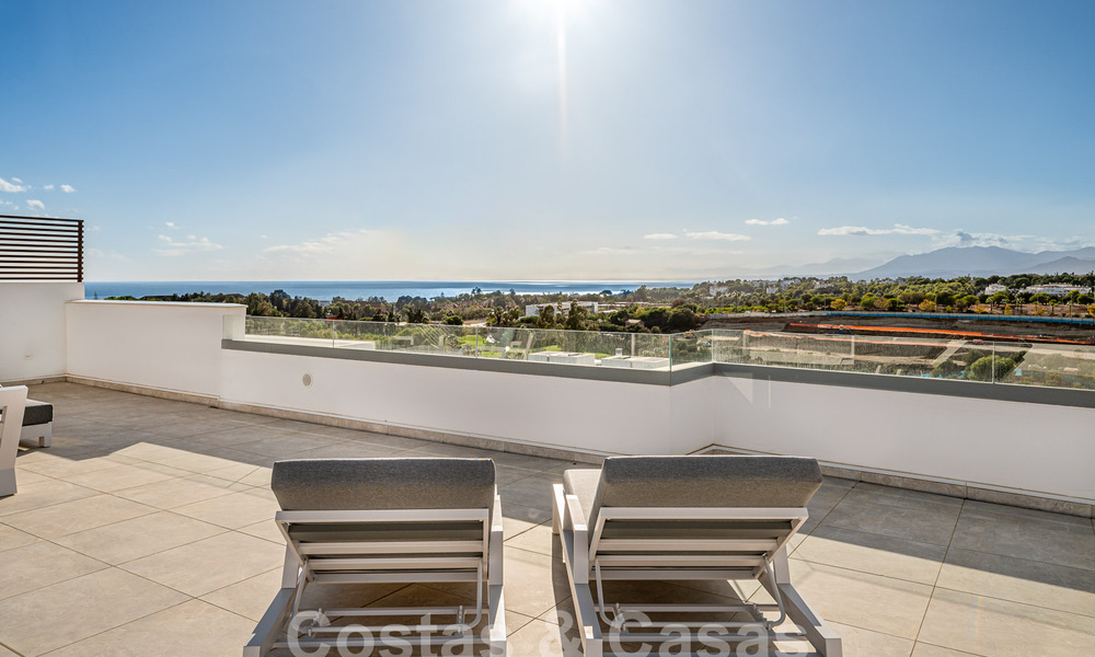 Listo para entrar a vivir! Moderno y lujoso ático en venta en primera línea de golf, con vistas al mar y al golf, Marbella Este 62262