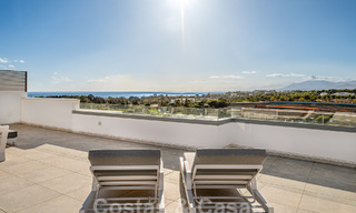 Listo para entrar a vivir! Moderno y lujoso ático en venta en primera línea de golf, con vistas al mar y al golf, Marbella Este 62262 