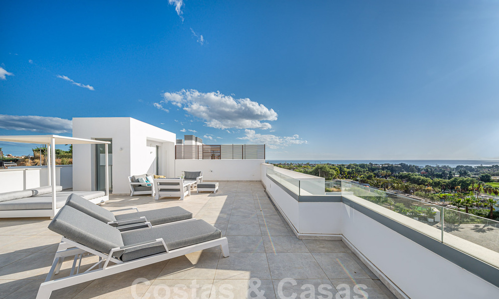 Listo para entrar a vivir! Moderno y lujoso ático en venta en primera línea de golf, con vistas al mar y al golf, Marbella Este 62263