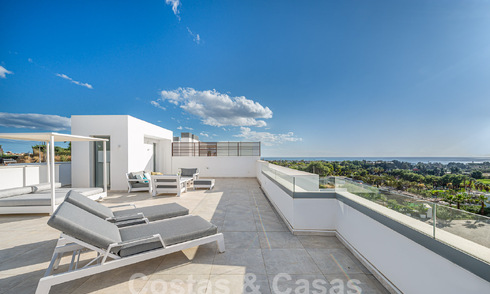 Listo para entrar a vivir! Moderno y lujoso ático en venta en primera línea de golf, con vistas al mar y al golf, Marbella Este 62263