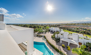 Listo para entrar a vivir! Moderno y lujoso ático en venta en primera línea de golf, con vistas al mar y al golf, Marbella Este 62264 