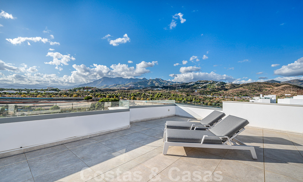 Listo para entrar a vivir! Moderno y lujoso ático en venta en primera línea de golf, con vistas al mar y al golf, Marbella Este 62265