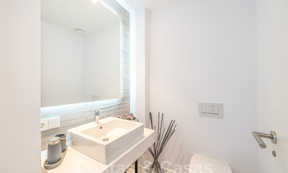 Listo para entrar a vivir! Moderno y lujoso ático en venta en primera línea de golf, con vistas al mar y al golf, Marbella Este 62267