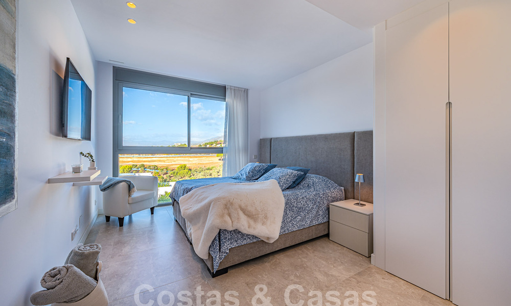 Listo para entrar a vivir! Moderno y lujoso ático en venta en primera línea de golf, con vistas al mar y al golf, Marbella Este 62268