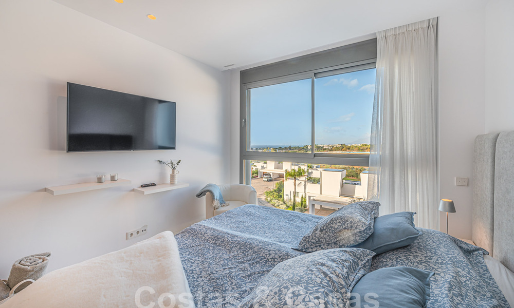Listo para entrar a vivir! Moderno y lujoso ático en venta en primera línea de golf, con vistas al mar y al golf, Marbella Este 62269