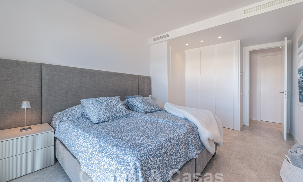 Listo para entrar a vivir! Moderno y lujoso ático en venta en primera línea de golf, con vistas al mar y al golf, Marbella Este 62270