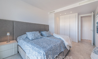 Listo para entrar a vivir! Moderno y lujoso ático en venta en primera línea de golf, con vistas al mar y al golf, Marbella Este 62270 