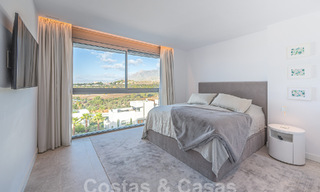 Listo para entrar a vivir! Moderno y lujoso ático en venta en primera línea de golf, con vistas al mar y al golf, Marbella Este 62271 
