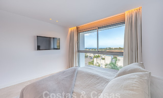Listo para entrar a vivir! Moderno y lujoso ático en venta en primera línea de golf, con vistas al mar y al golf, Marbella Este 62272 