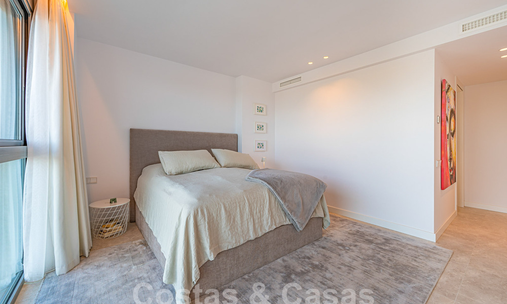 Listo para entrar a vivir! Moderno y lujoso ático en venta en primera línea de golf, con vistas al mar y al golf, Marbella Este 62273