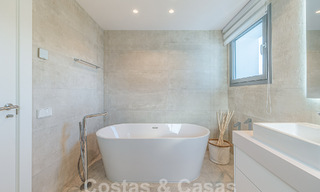 Listo para entrar a vivir! Moderno y lujoso ático en venta en primera línea de golf, con vistas al mar y al golf, Marbella Este 62275 