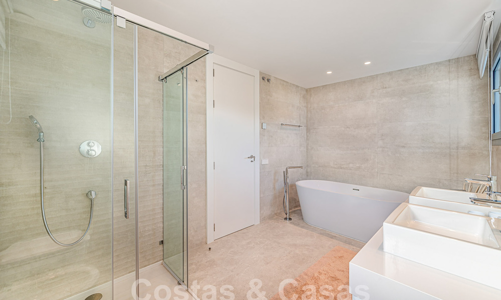 Listo para entrar a vivir! Moderno y lujoso ático en venta en primera línea de golf, con vistas al mar y al golf, Marbella Este 62276