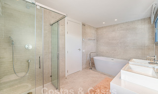 Listo para entrar a vivir! Moderno y lujoso ático en venta en primera línea de golf, con vistas al mar y al golf, Marbella Este 62276 