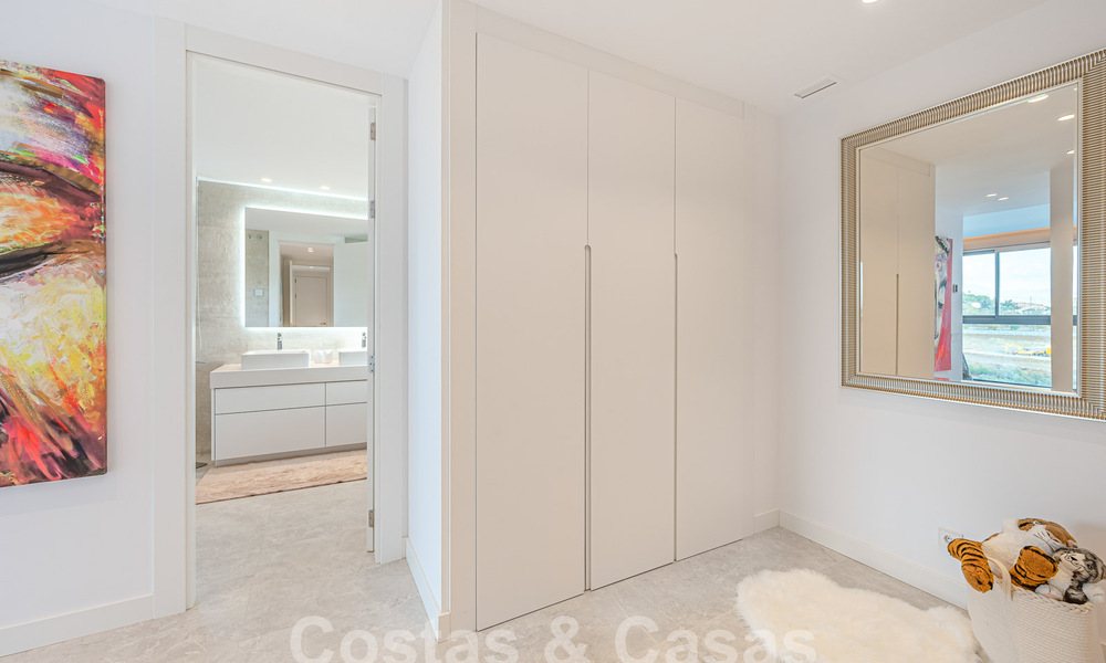 Listo para entrar a vivir! Moderno y lujoso ático en venta en primera línea de golf, con vistas al mar y al golf, Marbella Este 62277