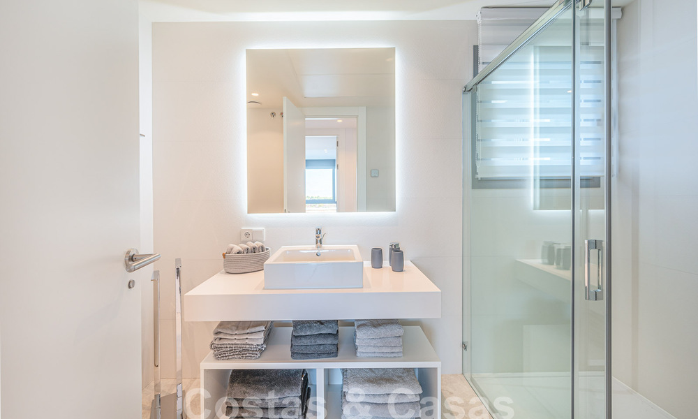 Listo para entrar a vivir! Moderno y lujoso ático en venta en primera línea de golf, con vistas al mar y al golf, Marbella Este 62278