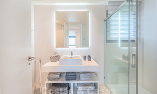 Listo para entrar a vivir! Moderno y lujoso ático en venta en primera línea de golf, con vistas al mar y al golf, Marbella Este 62278 