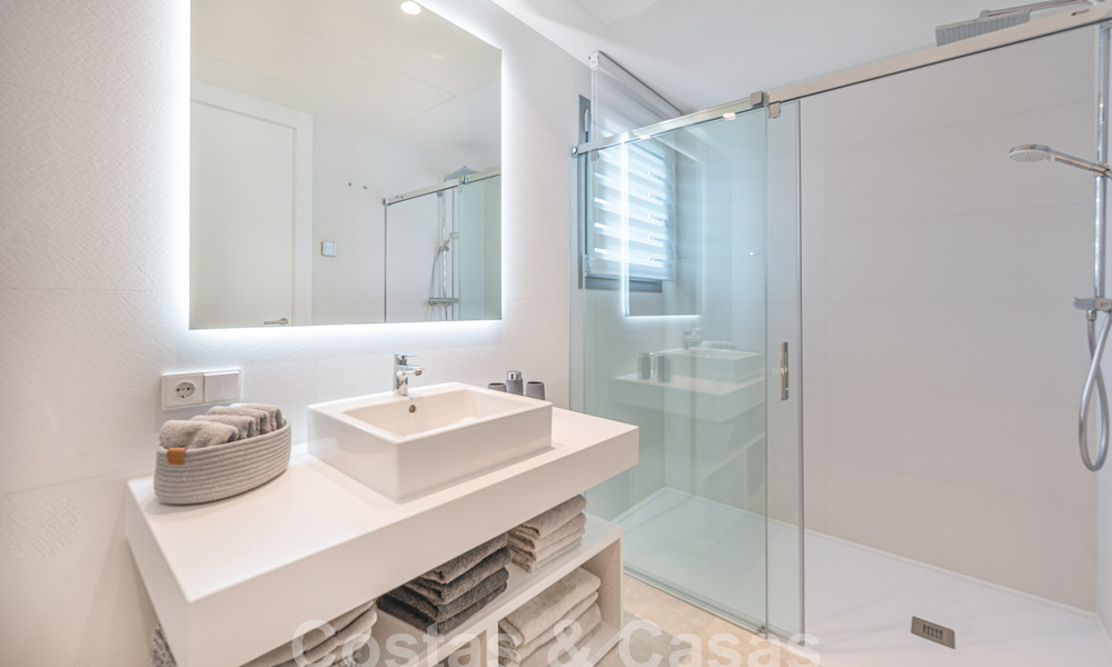 Listo para entrar a vivir! Moderno y lujoso ático en venta en primera línea de golf, con vistas al mar y al golf, Marbella Este 62279