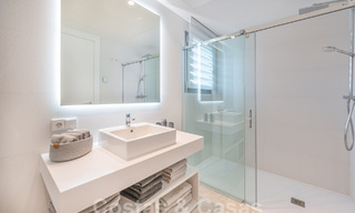 Listo para entrar a vivir! Moderno y lujoso ático en venta en primera línea de golf, con vistas al mar y al golf, Marbella Este 62279 