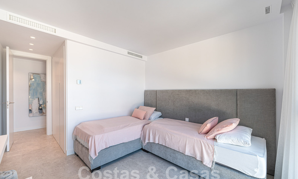 Listo para entrar a vivir! Moderno y lujoso ático en venta en primera línea de golf, con vistas al mar y al golf, Marbella Este 62281