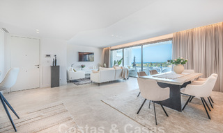 Listo para entrar a vivir! Moderno y lujoso ático en venta en primera línea de golf, con vistas al mar y al golf, Marbella Este 62283 