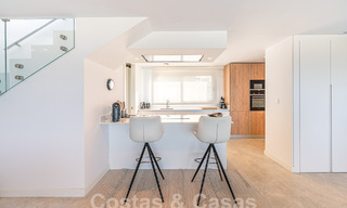 Listo para entrar a vivir! Moderno y lujoso ático en venta en primera línea de golf, con vistas al mar y al golf, Marbella Este 62285 