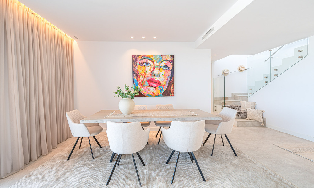 Listo para entrar a vivir! Moderno y lujoso ático en venta en primera línea de golf, con vistas al mar y al golf, Marbella Este 62287