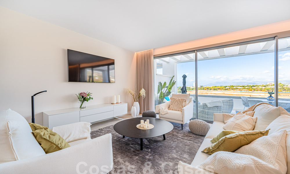 Listo para entrar a vivir! Moderno y lujoso ático en venta en primera línea de golf, con vistas al mar y al golf, Marbella Este 62288