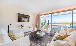 Listo para entrar a vivir! Moderno y lujoso ático en venta en primera línea de golf, con vistas al mar y al golf, Marbella Este 62288 