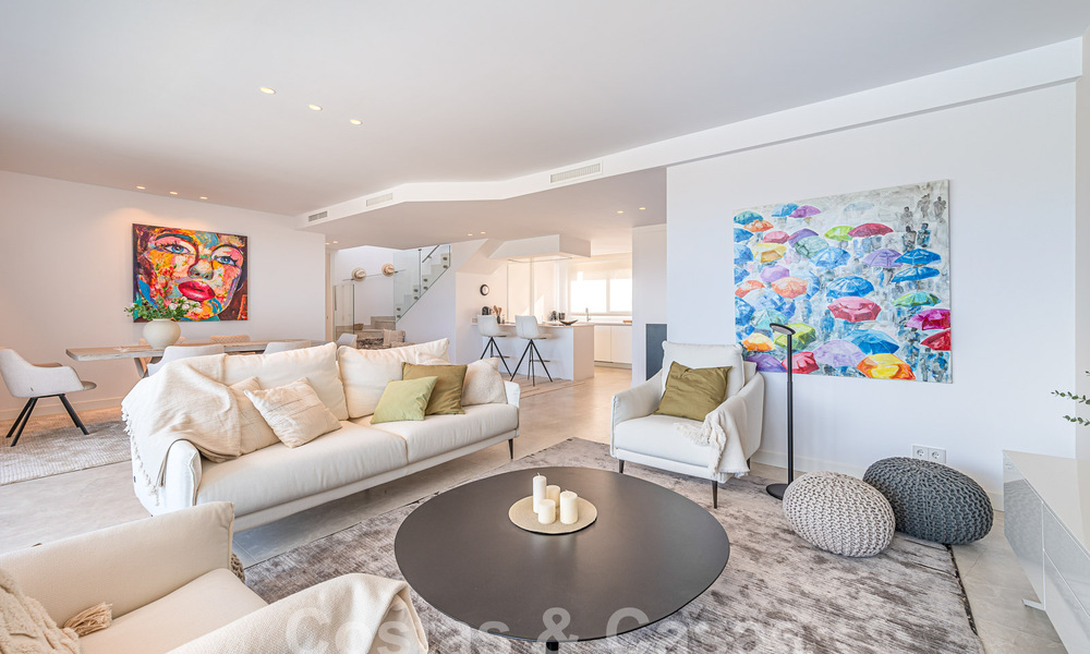 Listo para entrar a vivir! Moderno y lujoso ático en venta en primera línea de golf, con vistas al mar y al golf, Marbella Este 62290