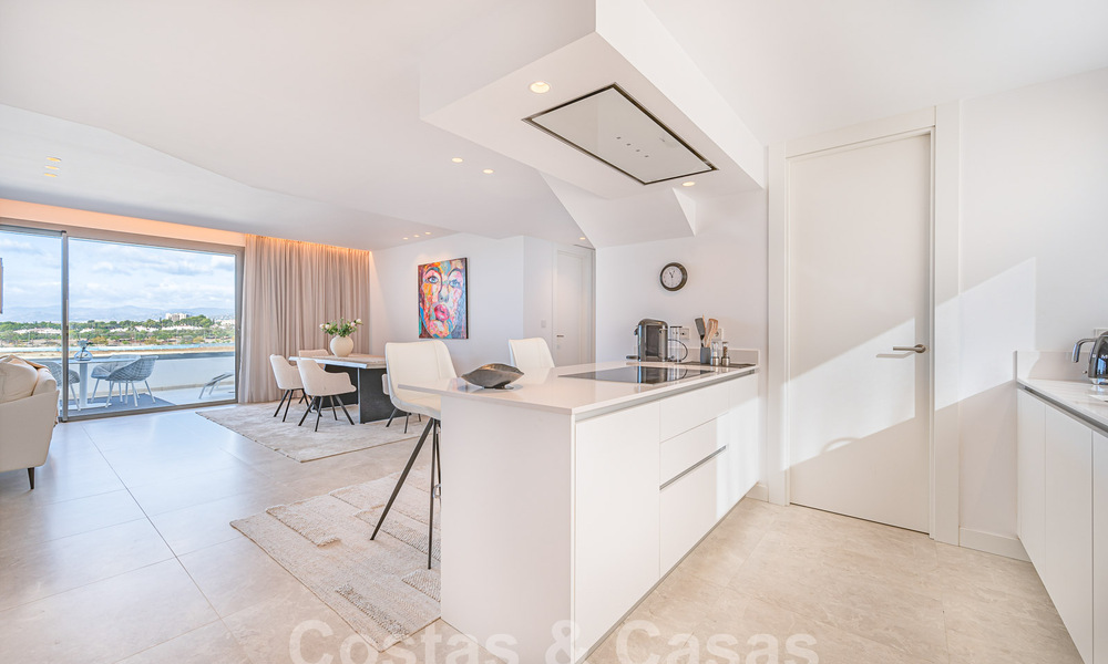 Listo para entrar a vivir! Moderno y lujoso ático en venta en primera línea de golf, con vistas al mar y al golf, Marbella Este 62292