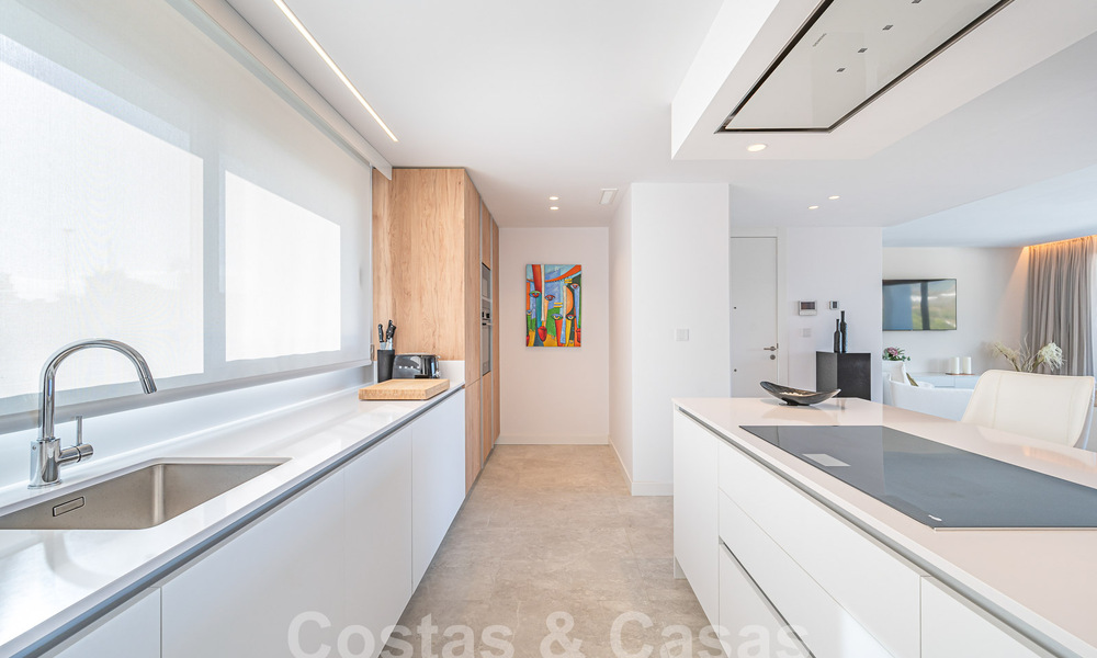 Listo para entrar a vivir! Moderno y lujoso ático en venta en primera línea de golf, con vistas al mar y al golf, Marbella Este 62293