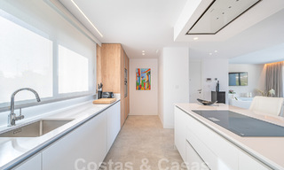 Listo para entrar a vivir! Moderno y lujoso ático en venta en primera línea de golf, con vistas al mar y al golf, Marbella Este 62293 