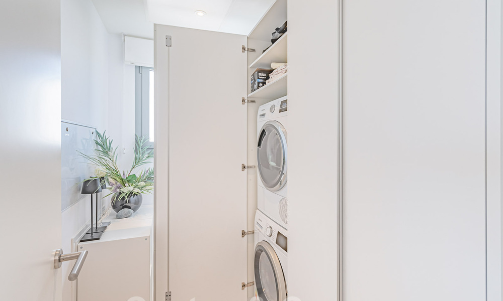 Listo para entrar a vivir! Moderno y lujoso ático en venta en primera línea de golf, con vistas al mar y al golf, Marbella Este 62295